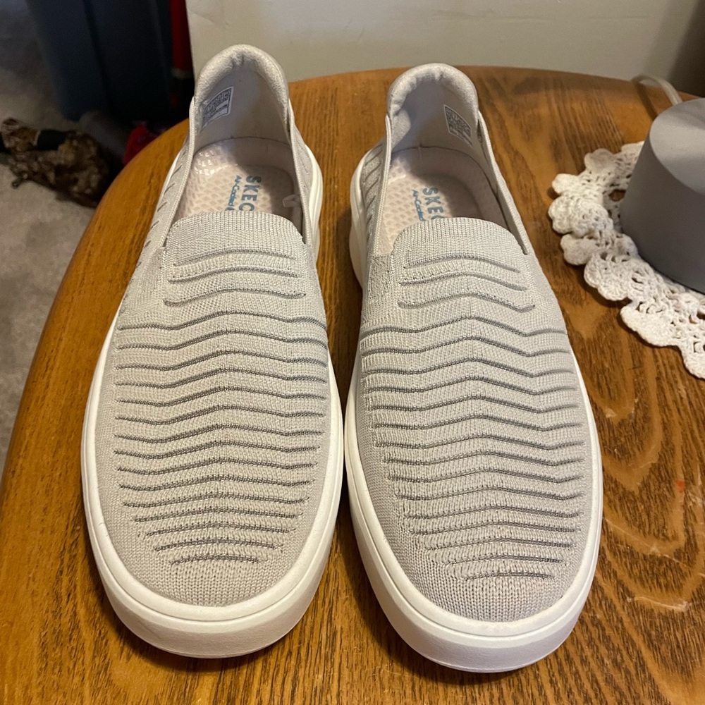 Skechers  size 10 slip on sneakers